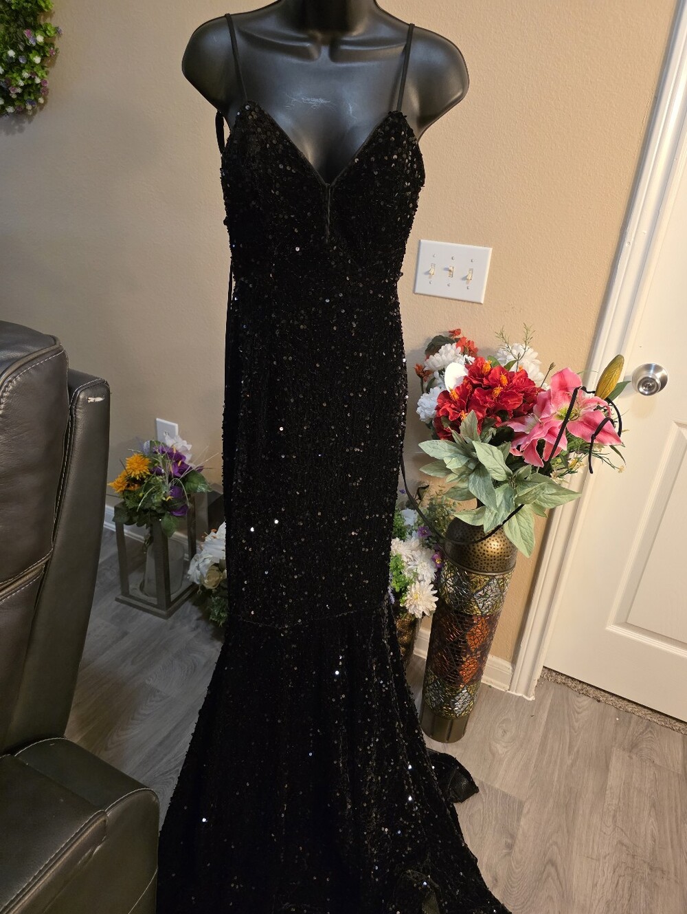Elegant Black Sequin Spaghetti-Strap Prom Dress